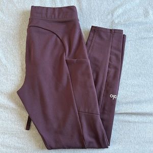 Alo Yoga leggings with pockets